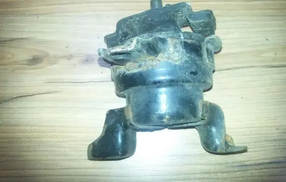 Honda Civic Engine mount bracket