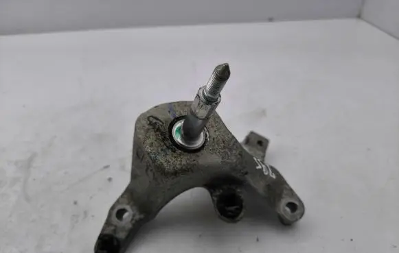 Nissan Qashqai Engine mounting bracket