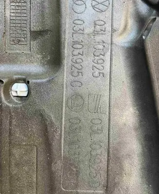 Volkswagen PASSAT B6 Engine cover (trim) 03L103925
