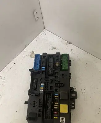Opel Zafira B Fuse module 13206759