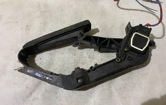 Mercedes-Benz E W211 Accelerator throttle pedal a2113000504 2113000504