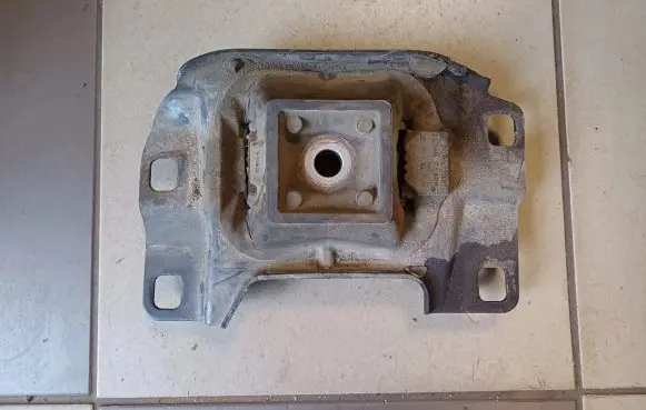 Ford Focus C-MAX Engine mount bracket