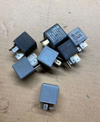 Volkswagen PASSAT B5 Other relay 8D0951253A