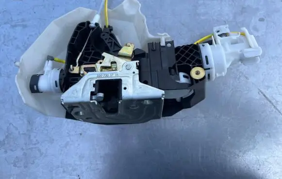 Mercedes-Benz S W220 Rear door lock 2207305735