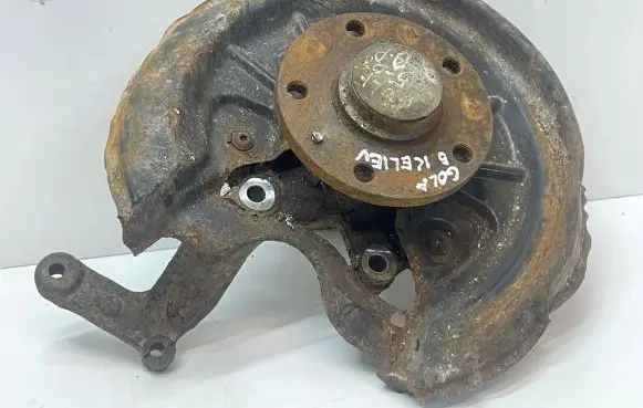 Volkswagen Golf V Front wheel hub