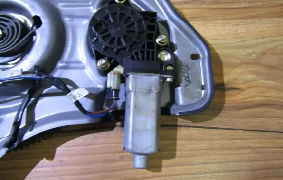 Hyundai Trajet Rear door window regulator motor