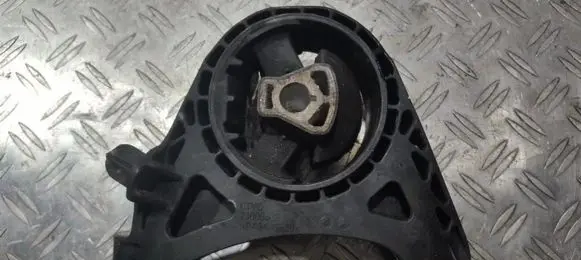 Opel Insignia A Engine mount bracket 13227769