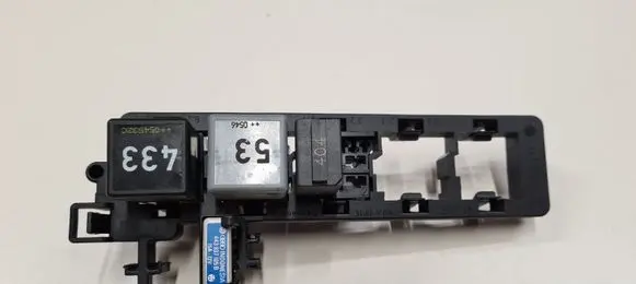 Volkswagen PASSAT B6 Relay mounting block 1K1937503