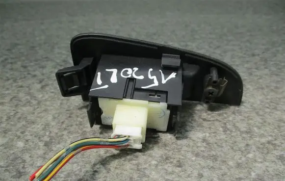 Toyota Avensis T250 Electric window control switch