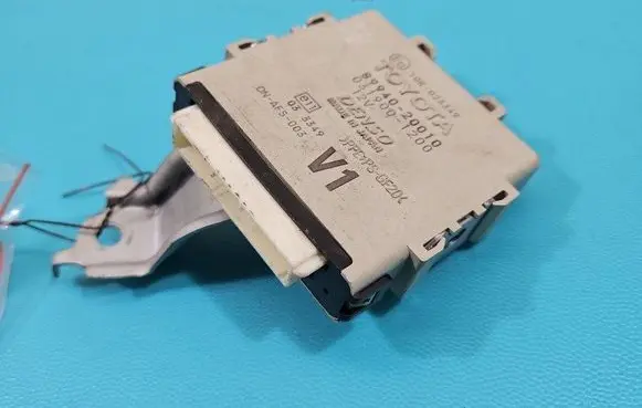 Toyota Avensis T270 Central body control module 89940-20010 IMPRK1487875