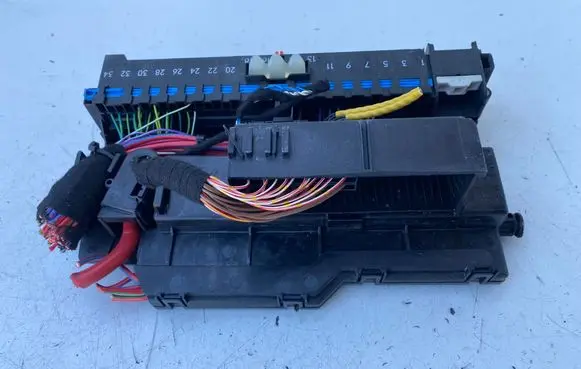 BMW 3 E90 E91 Fuse module 8364542