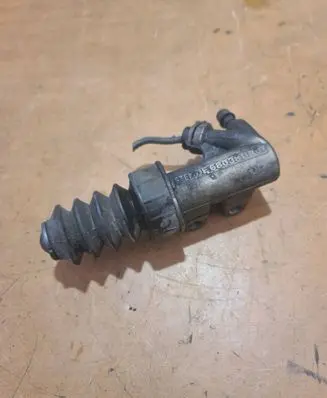 Mazda 5 Clutch slave cylinder DE68038UR02