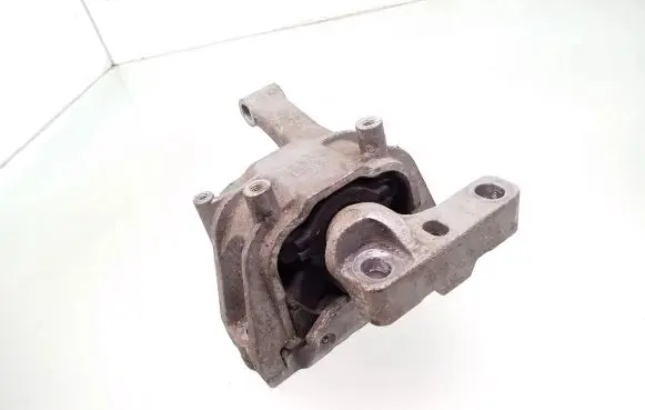 Volkswagen Tiguan Engine mount bracket 5N0199262