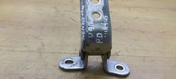 Toyota Avensis T270 Front door upper hinge
