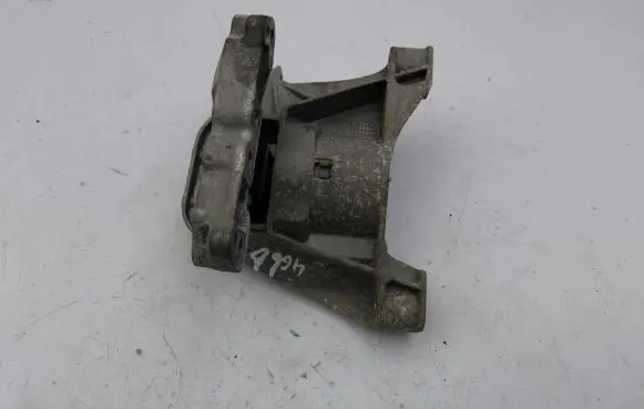 Engine mount bracket