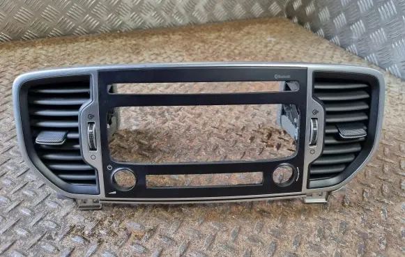 KIA Sportage Dash center air vent grill 97420F1000 84740F1030 97410F1000
