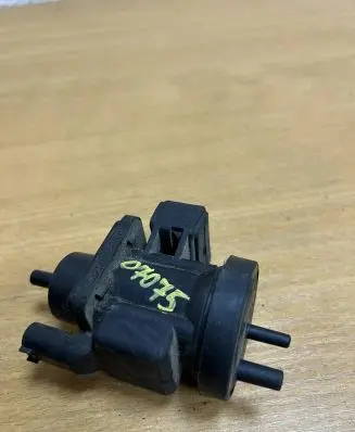 Mercedes-Benz C W203 Engine mount vacuum valve A0005450427 D7075
