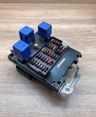 Nissan Almera Fuse module 243501N000F 1N06A10