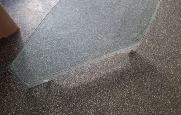 KIA Carnival Front door window glass four-door