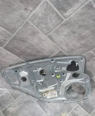 Rear window lifting mechanism without motor