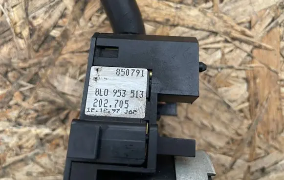 Volkswagen PASSAT B5 Indicator stalk 8L0953513