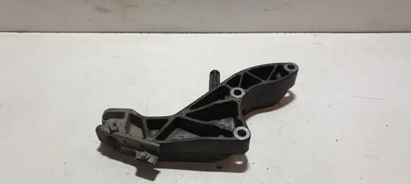 Engine mounting bracket