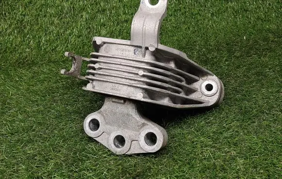 Chevrolet Cruze Engine mount bracket 13347449