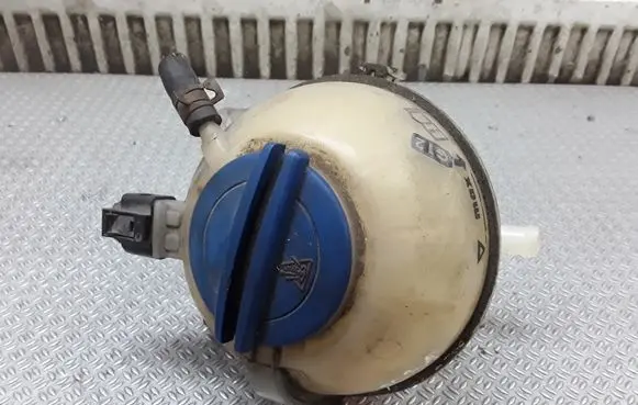 Coolant expansion tank/reservoir