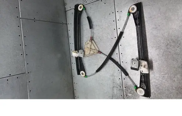 Volkswagen Polo Front door window regulator with motor 