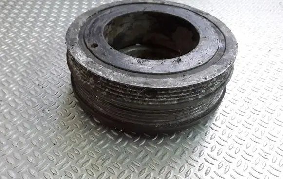 Volkswagen PASSAT B5 Crankshaft pulley 028105243