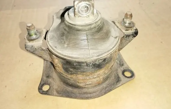 Honda Accord Engine mount bracket