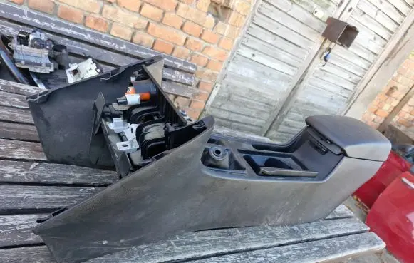 Mazda 3 I Armrest