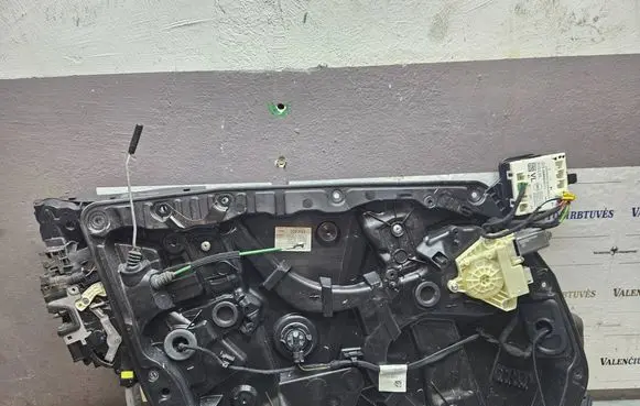 Mercedes-Benz C W205 Front door window regulator with motor A2057220170 A2057600104 A2057230314