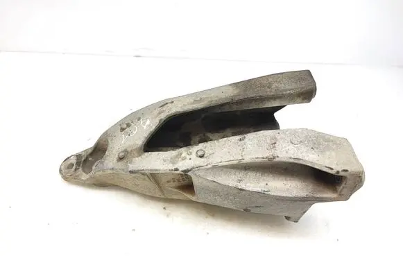 Volkswagen Transporter - Caravelle T5 Engine mounting bracket 7E0199370