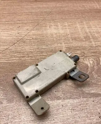 Mercedes-Benz E W210 Antenna control unit 2108200589 AAR301