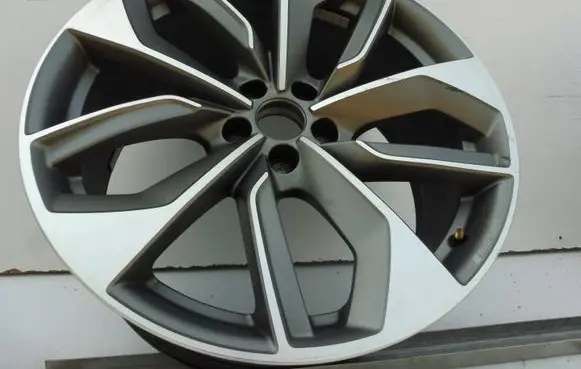 Audi e-tron R20 alloy rim 4KE601025