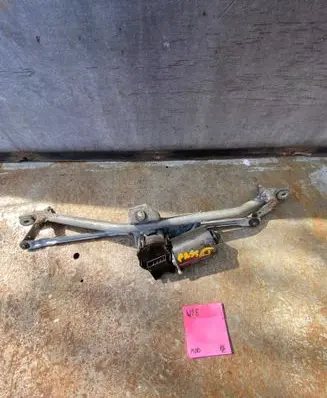 Volkswagen PASSAT B5 Front wiper linkage and motor 8D1955605B