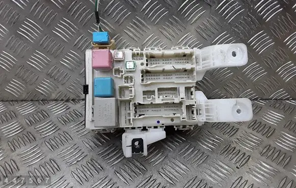 Toyota Prius (NHW20) Fuse module 8273047290