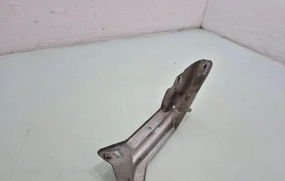 Seat Leon (1P) Fender mounting bracket 1P0821130