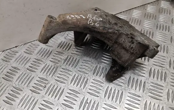 Volkswagen PASSAT B6 Engine mounting bracket 03G199207G