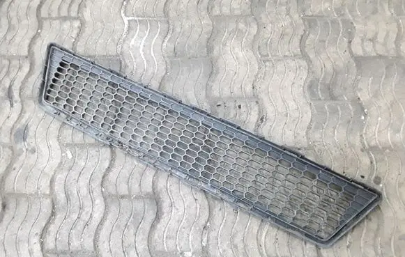 Toyota Verso Front bumper lower grill 531120F040