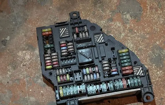 BMW 5 F10 F11 Fuse box set 1670499 PA6GF10M20