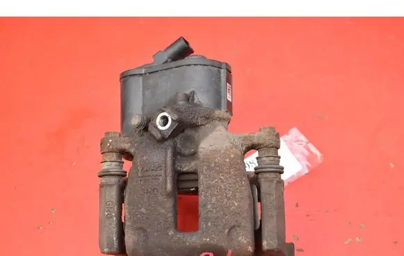 Volkswagen PASSAT CC Rear brake caliper