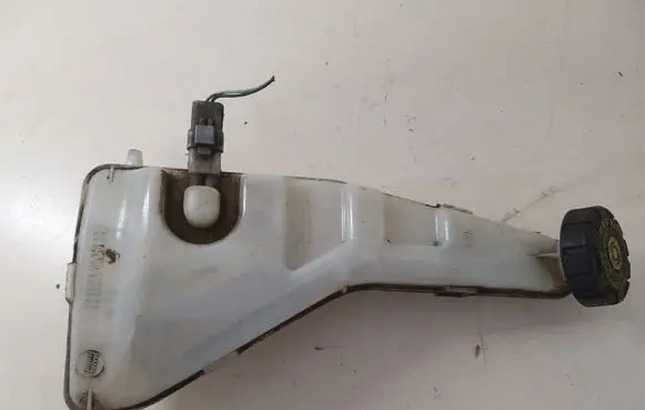 Renault Clio III Brake fluid reservoir 8200129957