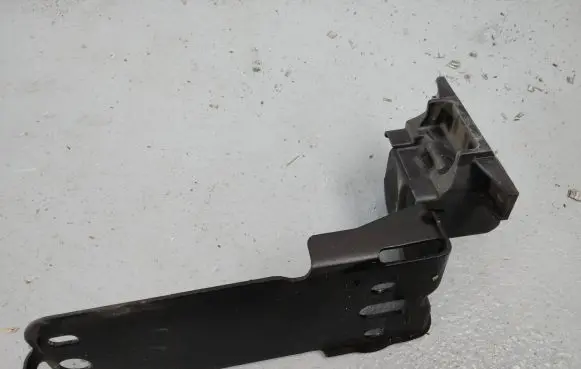 Radiator mount bracket
