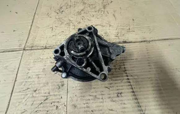 Opel Astra H Vacuum pump