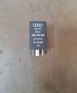 Volkswagen PASSAT B5.5 Other relay 4B0959589 D11203 385