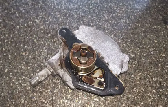 Mercedes-Benz SLK R172 Vacuum pump A2712301665