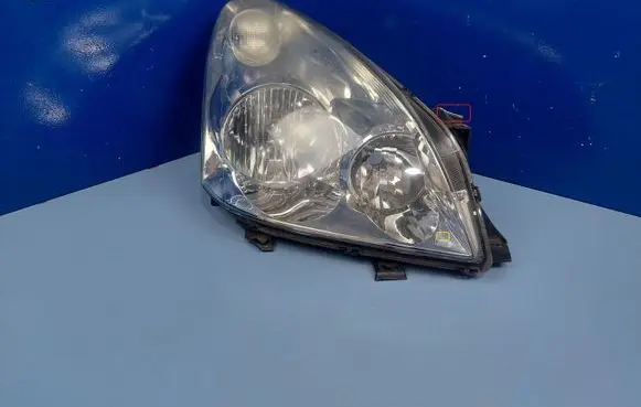 Toyota Corolla Verso E121 Headlight/headlamp 811300F010