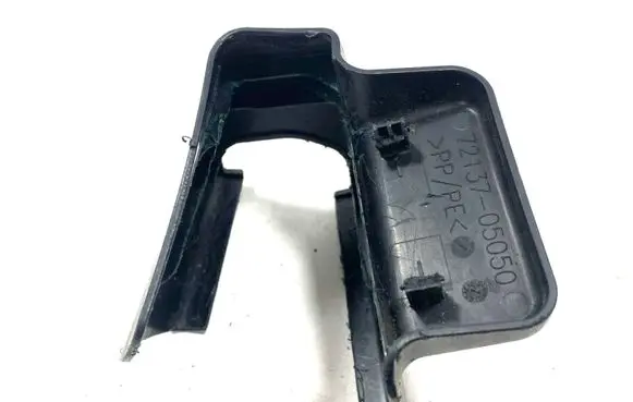 Toyota Avensis T270 Front passenger seat rail trim 7213705050
